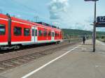Mit neuem Streckenplan kommt der Tf gerade vom Fahrdienstleiter aus dem Bahnhofsgebude in Neckarelz, in wenigen Minuten geht es dann weiter nach Osterburken.