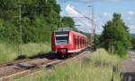 Nach dem Regen gab es am 09.06.2013 noch einen sonnigen Tagesabschlu.
Beim Warten auf 064 419-5 mit ihren Donnerbchsen passiert uns bei Merzig 425 137-7 als RB Trier - Homburg/Saar.