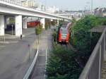 425 202-9, als S3 von Karlsruhe HBF nach Speyer HBF, bei der Einfahrt in den HBF von Ludwigshafen am Rhein. Vorher muss der Zug noch einen kleinen Tunnel durchfahren um die Hochbahnsteige 1 und 2 des HBF´s zu unterqueren