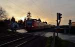 Sonnenuntergangsstimmung am Gubberather Bahnübergang, der 425 094-0 kommt mit einem mir unbekannten Bruder als RE8 nach Koblenz in Richtung Grevenbroich vorüber gefahren.