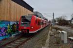 Am ersten Betriebstag fährt der 425 104 als RB33 Flügelzug aus Aachen Hbf von Lindern kommend an den HP Dremmen heran gefahren auf seinem Weg nach Heinsberg.
Sonntagmittag 15.12.2013