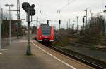 Gerade fährt der 425 078-3 auf Gleis 1 in den Mönchengladbacher Hbf ein.