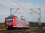 Am 28.9.12 schoss 425 261 als RB von Mannheim dem nächsten Bahnhof Waghäusel entgegen.