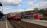 Verkehrlicher Höhepunkt in Neckarelz, auf Gleis eins steht die 111 211-9 mit einer RB nach Neckarsulm, auf Gleis 2 ist soeben die RE1 425 113-8 nach Heilbronn Hbf eingefahren und auf Gleis 3