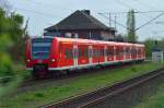 425 577-4 verlässt gerade Herrath in Richtung Wickrath am Abend des 3.4.2014