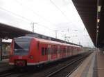 425 011 wartet in Stendal als Regionalbahn nach Salzwedel auf die Abfahrt.