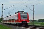 Verspätet durch eine polizeiliche Maßnahme ist hier am Samstagabend den 26.4.2014 als RB 33 der 425 582-4 gen Aachen bei Wickrathhahn unterwegs.