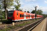 Die Rhein Niers Bahn (RB33) aus Aachen-Hbf-Heinsberg-Rheinand-Duisburg-Hbf kommt aus Richtung Aachen-West,Laurensberg,Richterich, und fährt durch Kohlscheid und fährt in Richtung