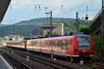 Im Abstellgleis im Koblenzer Hbf stehen der Treibwagen 425 127-8 und die 111 121 mit einem N-Wagenzug.