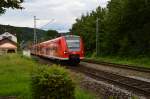 An der Spitze eines S1 Zuges der sich in Mosbach Baden trennt ist der 425 210-0 bei der Ausfahrt aus Neckargerach am 22.8.2014 zu sehen.