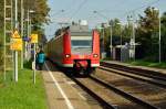 Bei der Anfahrt an den Bahnsteig in Jüchen ist hier eine RE 8 die vom 425 106-2 geführt wird am Samstag den 27.9.2014 zu sehen.