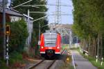 Die RB33 (Rhein-Niers-Bahn) kommt aus Richtung Heinsberg und hält in Heinsberg-Randerath und fährt in Richtung Lindern in der Abendsonne am Abend vom 14.10.2014.