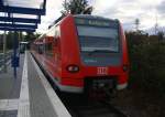 Ein Nachschuss von der RB33 (Rhein-Niers-Bahn) kommt aus Richtung Heinsberg und hält in Heinsberg-Randerath und fährt in Richtung Lindern in der Abendstimmung am Abend vom 14.10.2014.