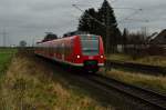 Am stürmischem und regnerischem Sonntagnachmittag den 21.12.2014 kommt der 425 578-2 als RB 33 in Herrath eingefahren.