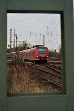 Hier habe ich den 425 598-0 in einen Rahmen gesetzt, dieser Blick auf den Bü Blumenstraße und den einfahrenden RE8 bot sich so an.