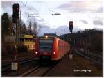 425 090-8 erreicht am Neujahrstag 07 im letzten Licht als RB81 Trier - Koblenz den Bahnhof Bullay. Im Hintergrund die Marienburg.