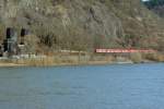 BR 425 RB27 in Richtung Köln nähert sich den rechtsrheinischen Brückenpfeilern der  Brücke von Remagen  - 07.02.2015