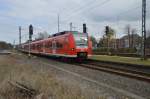 Der vor wenigen Minuten aus Heinsberg in Lindern eingefahrene 425 104 ist nun mit dem 425 074-2 aus Duisburg zum Doppelzug gekoppelt als RB33 nach Aachen Hbf beim Verlassen von Lindern zu sehen.