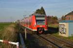 Leicht verspätet kommt der 425 541-0 als RB33 in Herrath eingefahren.
Das Gegengleis ist wegen Fahrdrahtarbeiten gesperrt. 20.4.2015