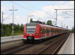 425771 fährt auf dem Weg nach Bad Pyrmont am 10.7.2015 um 15.38 Uhr in Weetzen ein.