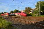 Kleines Wettrennen! Auch wenn es hier anders aussieht, der 425 582 wird die Doppelausfahrt gewinnen. Der Thalys 4305 ist auf Grund seines Gewichtes und seiner Länge eindeutig im Nachteil beim Sprint in der westlichen Bahnhofsausfahrt aus Rheydt Hbf. 6.8.2015