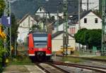 Fernschuß auf Dennis und mein Taxi nach Koblenz....;-)  Einfahrt des 425 530-3 in Leutesdorf....22.8.2015