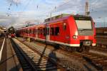 Während am Abend des 05.09.2015 Triebzug 425 147 im Hauptbahnhof Schweinfurt auf seinen nächsten Einsatz wartet, wird links Dampflok 52 4867 der HEF nach erfolgtem Wasserfassen und Umsetzen,