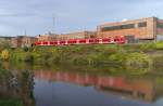 Ein unbekannter 425er ist als RB Trier - Homburg Saar unterwegs. Gleich wird der ehemalige Bahnknoten Völklingen erreicht. Der Triebwagen fährt hier am ehemaligen Walzwerk der Röchling´schen Eisen- und Stahlwerke vorbei. heute beherben die Hallen Lager und Werkstätten der Saarstahl AG. Am rechten oberen Rand ist die (Werks) Siedlung Hermann - Röchling - Höhe zu sehen, ein Stadteil von Völklingen. Aufgrund der Vergangenheit von Hermann Röchling im Dritten Reich wurde die Siedlung im Jahr 2013 in Röchlinghöhe umbenannt. Bahnstrecke 3230 Saarbrücken - Karthaus am 21.10.2013  