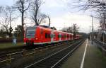 Die Rhein Niers Bahn (RB33) aus Aachen-Hbf-Heinsberg-Rheinand-Duisburg-Hbf kommt aus Richtung Aachen-West,Laurensberg,Richterich, und hält in Kohlscheid und fährt in Richtung