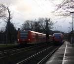 Die Rhein Niers Bahn (RB33) aus Aachen-Hbf-Heinsberg-Rheinand-Duisburg-Hbf kommt aus Richtung Aachen-West,Laurensberg,Richterich, und hält in Kohlscheid und fährt in Richtung