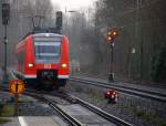 Die Rhein Niers Bahn (RB33) aus Aachen-Hbf nach Duisburg-Hbf kommt aus Richtung Aachen-West,Laurensberg,Richterich, und hält in Kohlscheid und fährt in Richtung