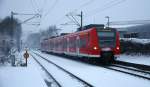 Die Rhein Niers Bahn (RB33) aus Mönchengladbach-Hbf nach Aachen-Hbf kommt die Kohlscheider-Rampe auf dem falschen Gleis hoch aus Richtung Mönchengladbach,Herzogenrath und fährt durch