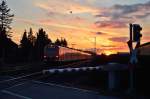 425 098-1 kommt hier bei Gubberath am BÜ Fürther Hecke als RE8 nach Koblenz Hbf am Mittwochabend vor die Linse des Fotografen.....24.2.2016