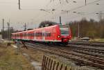 Nur als Halbzug kommt hier ein RE8 nach Koblenz in Form des 425 098-1 in Grevenbroich  aus Mönchengladbach kommend eingefahren.