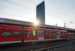 Die Abendsonne scheint hier gerade noch in den Bahnhof herein, bis sie hinter dem Victoria-Turm verschwinden wird.