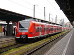 Einer der vier verbliebenen BR 425 des BWs Würzburg steht am 03.05.2016 auf Gleis 8 in Würzburg Hbf und wartet auf die Ausfahrt als verstärker RB nach Kitzingen.