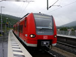 425 037 wartet am 02.08.2016 in Partenstein bei Regen auf die Abfahrt als RB55 nach Aschaffenburg Hbf.