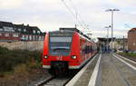 Die RB33 steht im Bahnhof Heinsberg bereit zur Abfahrt nach Aachen-Hbf.