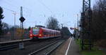 Die Rhein Niers Bahn (RB33) kommt die Kohlscheider-Rampe hoch aus Duisburg-Hbf nach Aachen-Hbf und hält in Kohlscheid und fährt in Richtung