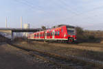 425 132 ist als RB Trier - Homburg Saar unterwegs und legt sich zwischen Ensdorf und Bous in die Kurve.