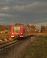 Gen Forstwald fahrend ist der 425 560 als RB33 fahrend bei Anrath zu sehen.