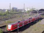 Krefeld Hbf. (23.04.2007): Im Vordergrund fhrt RB33 (Wesel - ) Duisburg - Mnchengladbach ( - Aachen) in Gl. 1 ein - meist ein Solo-425, hier ein 426-Doppel. Auerdem (im Hintergrund): Ausfahrt des RE10 Kleve - Dsseldorf aus Gl. 2 sowie bereitstehende RB33 (Aachen - ) Mnchengladbach - Duisburg ( - Wesel) in Gl. 4 und RE2 Krefeld - Mnster in Gl. 5