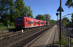 Die Rhein Niers Bahn (RB33) aus Aachen-Hbf nach Duisburg-Hbf kommt aus Richtung Aachen-West,Laurensberg,Richterich, und hält in Kohlscheid und fährt in Richtung