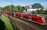 Von Schaffhausen kommend fahren 426 010-5 und ein weiterer Triebwagen am 12.06.2020 als RB 19707 in den Zielbahnhof Singen (Hohentwiel).