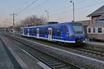 Von Friedrichshafen Hafen nach Aulendorf als RB 93 / 87590 fährt 426 542-7 / 426 042-8 der Bodensee-Oberschwaben-Bahn in Meckenbeuren ab (23.03.2022)