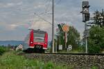 Auf der Fahrt von Lindau-Insel nach Friedrichshafen Stadt fährt 426 520-3 am 02.06.2022 als RB 93 / 17734 bei Wasserburg am mechanischen Einfahrvorsignal von Enzisweiler vorbei, das kurze Zeit