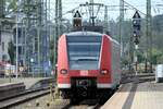 SINGEN (Hohentwiel), 19.09.2021, 426 504-7 als S-Bahn nach Schaffhausen bei der Ausfahrt aus dem Bahnhof Singen(Hohentwiel)