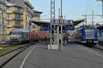 2016 902 der RailAdventure GmbH mit mehreren Containerwagen sowie vier Kupplungsadapterwagen am 13.03.2023 in Friedrichshafen Stadt. Mit im Bild 426 536 der BOB, kurz vor der Abfahrt nach Friedrichshafen Hafen (Gesicht des Bahnreisenden verfremdet).