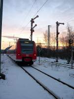 Oberbayern 2004 - Mit den letzten Sonnenstrahlen verlassen 426 029-5 und 032-9 als RB 30429 den Bahnhof Bichl am Heiligen Abend 2004.