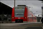 426 021/521 und 426 023/523 warten in Kreuztal als RE16 (RE 29669)  RUHR-SIEG-EXPRESS  von Essen Hbf nach Siegen auf die Weiterfahrt. (01.12.07)